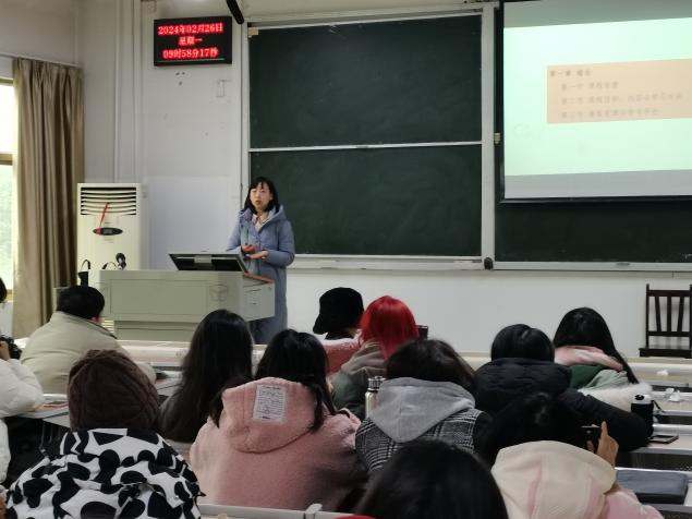 大学教师上课照片图片