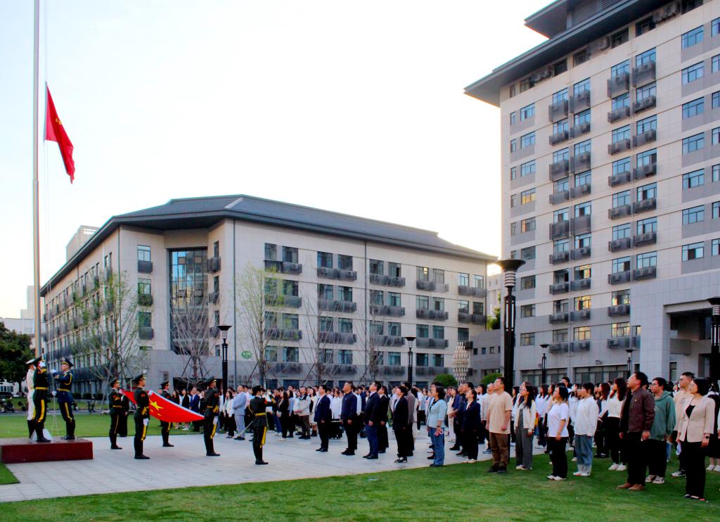 学校举行四月升旗仪式暨国旗下的思政课-湖北大学学生工作部(处) 党委